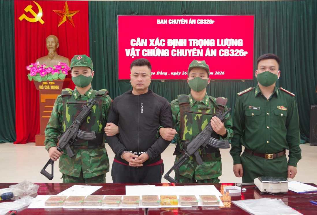 Bắt vụ vận chuyển trái phép 9 bánh heroin